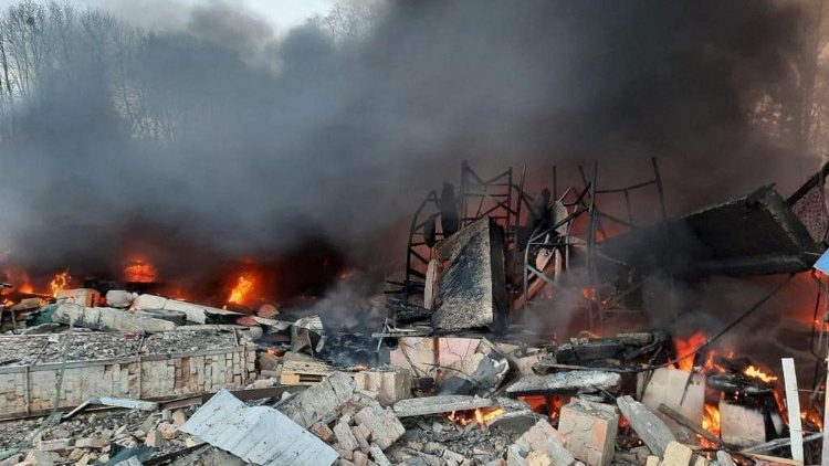 Gli effetti dei bombardamenti russi nella regione di Kiev, nei pressi del Servizio di Guardia di Frontiera ucraino (Reuters)
