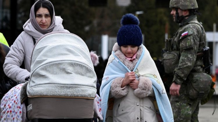 Una famiglia di profughi ucraini arriva in Slovacchia 