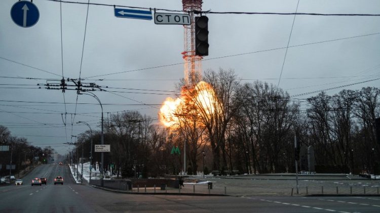 La torre della tv di Stato a Kiev bombardata dall'esercito russo