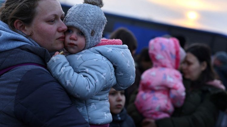 Una madre ucraina con il suo bambino in fuga dalla guerra