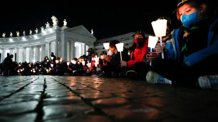 Escoteiros católicos italianos rezam pela paz na Ucrânia, na Praça São Pedro