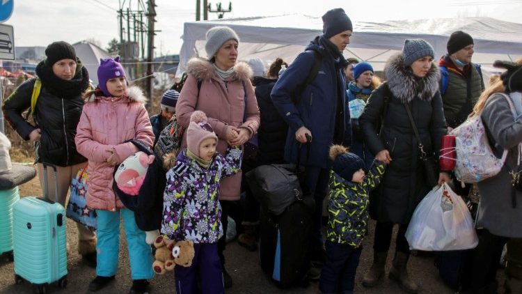 Refugiados de Ucrania esperan recibir alojamiento.