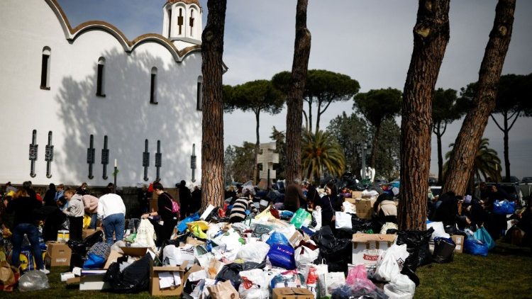 La raccolta degli aiuti davanti la Basilica di Santa Sofia a Roma