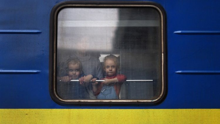 Bambini evacuati con i treni dall'Ucraina