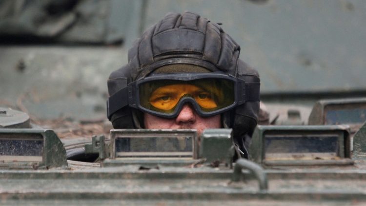 Un soldato è chiamato prima di tutto a obbedire alla propria coscienza (Nella foto, un miliziano filorusso nella regione del Donetsk) 