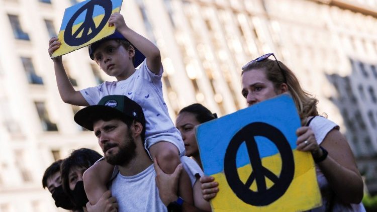 Personas manifiestan por la paz en Buenos Aires
