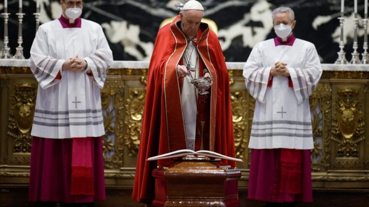El Papa preside el rito de la Ultima Commendatio y la Valedictio en el funeral del cardenal Agostino Cacciavillan.