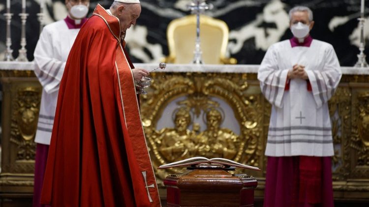 Papa Francesco benedice il feretro del cardinale Agostino Cacciavillan nella Basilica di San Pietro
