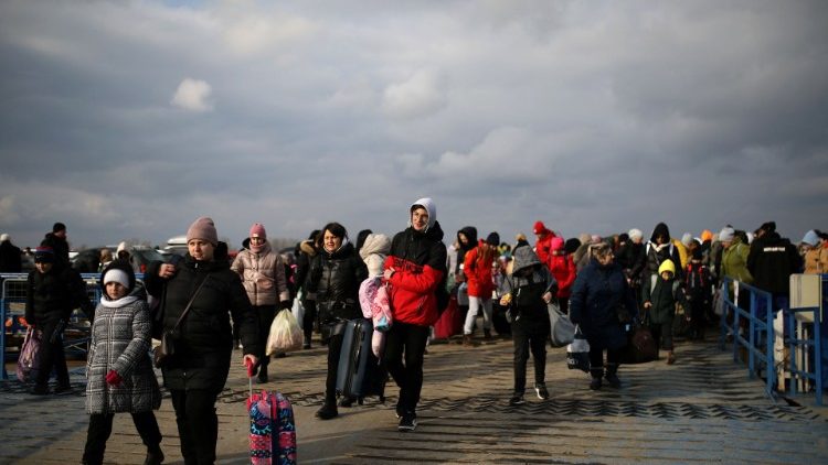 लोग यूक्रेन से रोमानिया के लिए इसाकिया में सीमा पार कर रहे हैं 