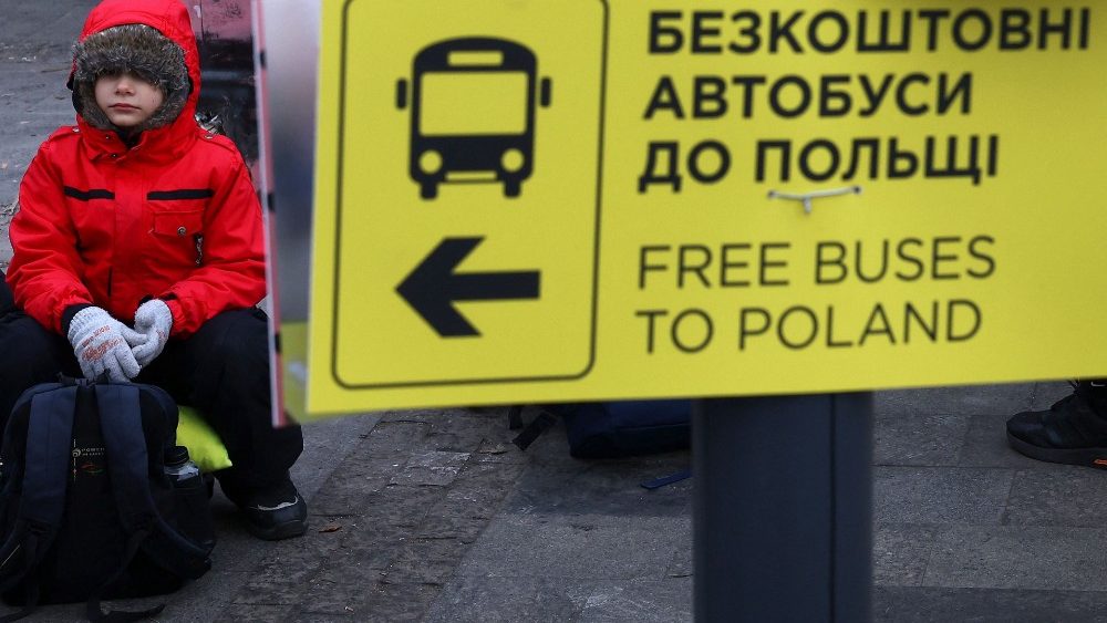 Menino ucraniano na esta??o de trem em Lviv. REUTERS/Jal Pfaffenbach
