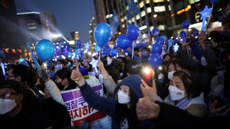 Des supporteurs soutiennent le candidat conservateur Yoon Suk-Yeol, durant sa campagne électorale à Séoul, en Corée du Sud, le 8 mars 2022. (Reuters/Kim Hong-Ji)