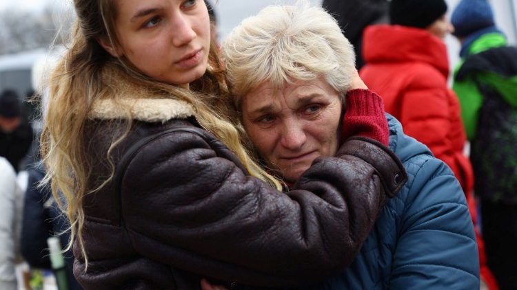 Una joven refugiada ucraniana consuela a su madre