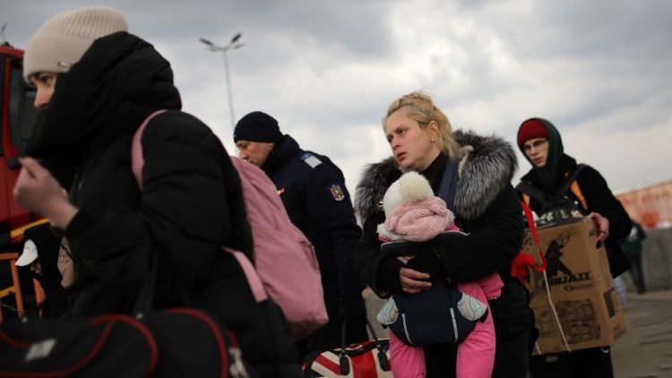 यूक्रेन से रोमानिया जाते शरणार्थी