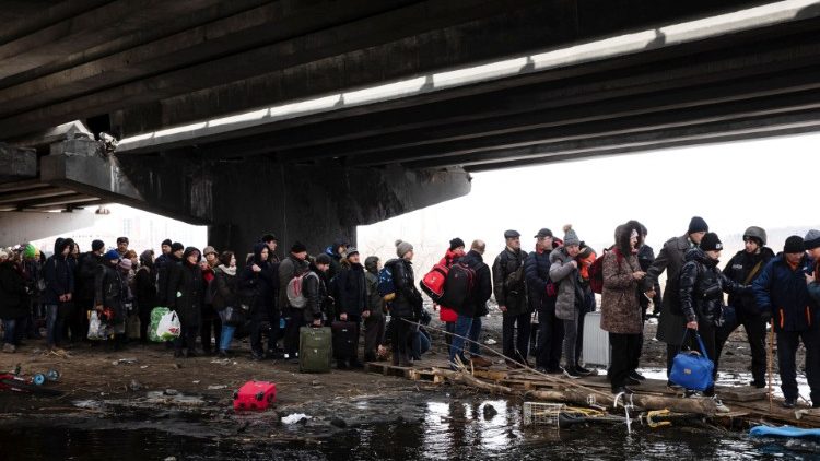 En Irpin, prófugos pasan por debajo de un puente (Reuters)