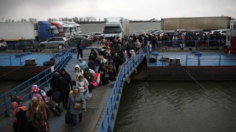 Filas de personas que escapan de Ucrania