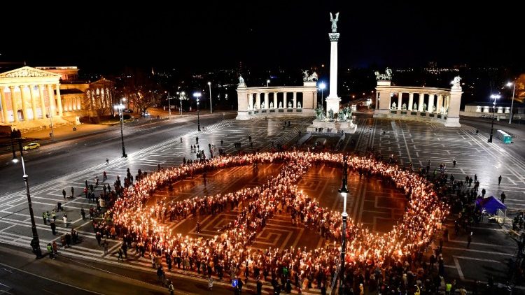 Sinal de paz em solidariedade à Ucrânia, após a invasão da Ucrânia pela Rússia, na Praça dos Heróis em Budapeste, Hungria. (REUTERS/Marton Monus)
