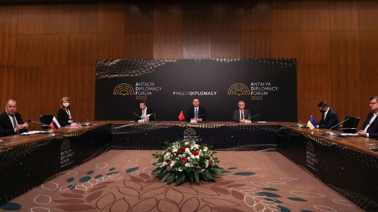 Turchia: i colloqui ad Antalya tra i ministri Lavrov e Kuleba