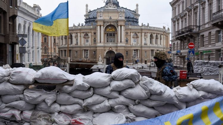 Soldati ucraini di guardia all'accademia nazionale di Odessa, nel sud dell'Ucraina (Reuters)