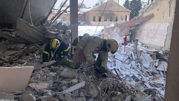 Bombeiros reviram escombros de hospital psiquiátrico atingido por um projétil russo, de acordo com o Serviço de Emergência do Estado da Ucrânia, em meio à invasão russa da Ucrânia, na vila de Oskil, distrito de Izyum, região de Kharkiv, Ucrânia. Serviço Estadual de Emergência da Ucrânia/Folheto via REUTERS