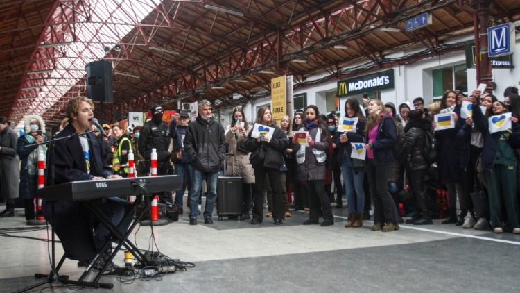 Il cantautore britannico Tom Odell canta per l'Ucraina nella Stazione Nord di Bucarest