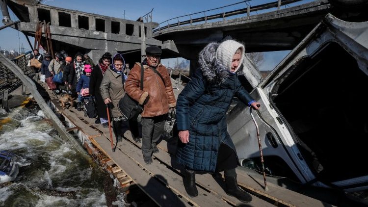 Un gruppo di persone fugge da Irpin, dopo i bombardamenti russi