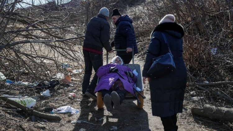 Pessoas evacuam enquanto a invasão russa da Ucrânia continua, em Irpin, Ucrânia, 12 de março de 2022. REUTERS/Gleb Garanich