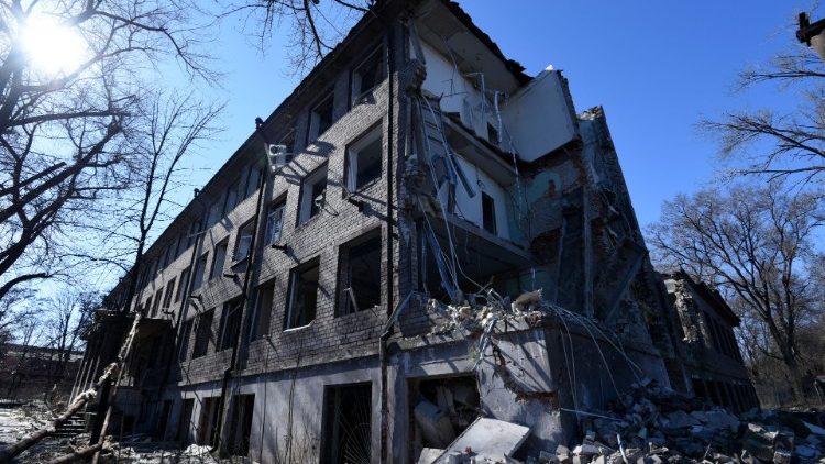 Una fabbrica di scarpe distrutta dai bombardamenti a Dnipro