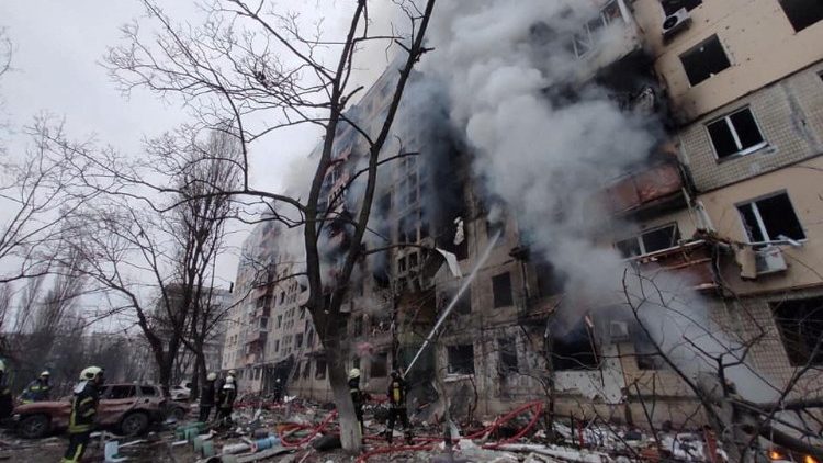 Equipes de resgate trabalham ao lado de um prédio residencial danificado por bombardeios, enquanto o ataque da Rússia à Ucrânia continua, em Kiev, Ucrânia, nesta foto divulgada em 14 de março de 2022. (Serviço de imprensa do Serviço de Emergência do Estado da Ucrânia/Via Reuters)