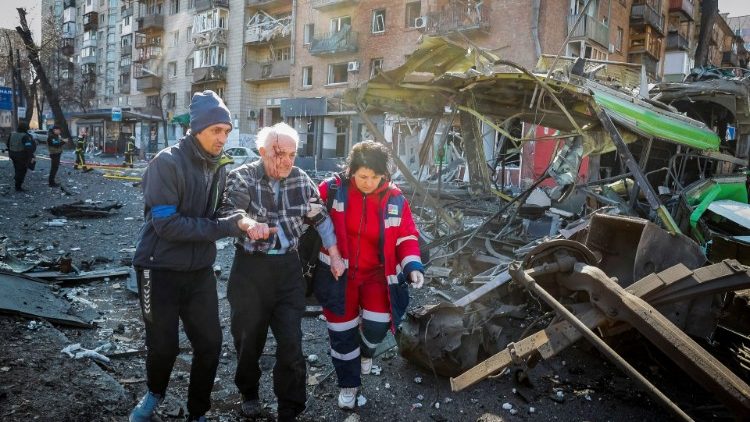 Pessoas e médicos ajudam um morador ferido de uma casa destruída por bombardeios enquanto o ataque da Rússia à Ucrânia continua, em Kiev, Ucrânia 14 de março de 2022 REUTERS/Gleb Garanich
