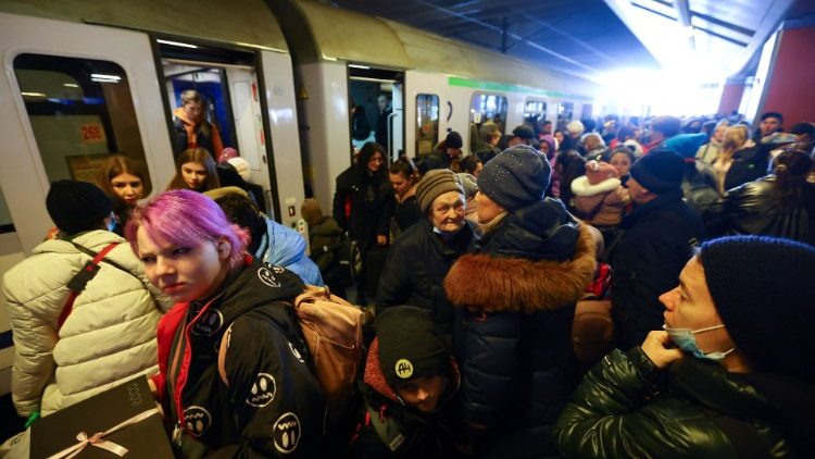 Wakimbizi wa Ukraine wakiingia kwenye Tren kuelekea Krakow, Poland.
