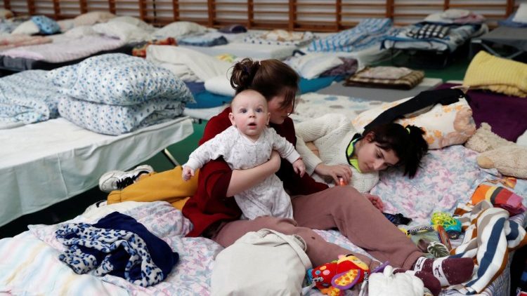 Ukrainische Frauen und Kinder in einem Lager in Ungarn
