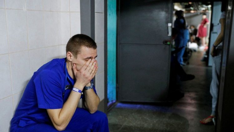 Ein Arzt sucht Schutz im Keller eines Krankenhauses, als in Kiew die Luftangriffssirenen ertönen