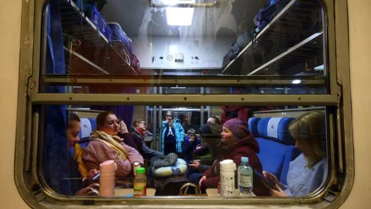 Wakimbizi  wengi wakiwa kwenye treni kukimbia uvamiz wa Kirusi huko Ukraine kuelekea Krakow.