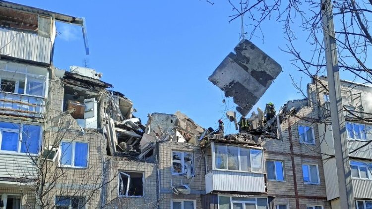 Equipes de resgate removem destroços de um prédio residencial danificado por um ataque aéreo, enquanto o ataque da Rússia à Ucrânia continua, em Kharkiv, Ucrânia, 15 de março de 2022. REUTERS/Vitalii Hnidyi