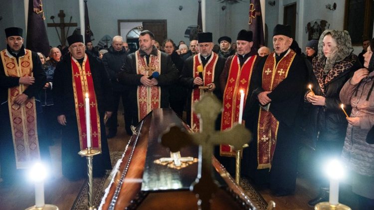 Priester in der Ukraine zelebrieren das Begräbnis für einen jungen Mann, der während eines russischen Raketenangriffs getötet wurde