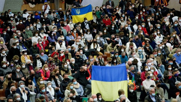 Drapeaux de l'Ukraine brandis par des fidèles lors de l'Audience générale du Pape François, à la Basilique Saint-Pierre, le 16 mars 2022. (Reuters/Remo Casilli)