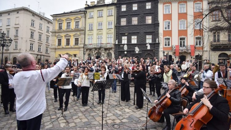 Membros da orquestra e do coro de Lviv se apresentam na Praça Rynok, enquanto a invasão russa da Ucrânia continua, em Lviv, Ucrânia, 16 de março de 2022. REUTERS/Pavlo Palamarchuk