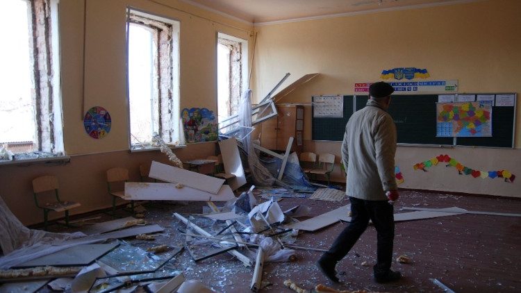 Um homem caminha em uma escola danificada por bombardeios, enquanto a invasão russa da Ucrânia continua, em Kharkiv, Ucrânia 16 de março de 2022 REUTERS/Oleksandr Lapshyn