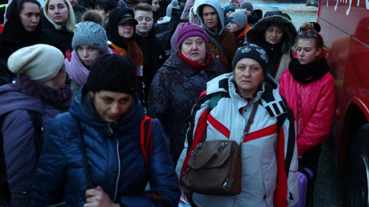 Flüchtlinge aus der Ukraine an der polnischen Grenze - Aufnahme vom Donnerstag