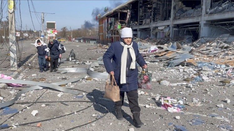 Des habitants de Bucha, en Ukraine, quittent la ville. Le 12 mars 2022