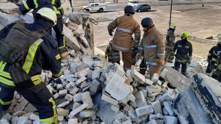Rettungskräfte räumen nach einem russischen Angriff in Charkiv die Trümmer beiseite