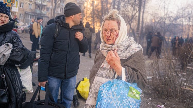 CONTEÚDO SENSIVEL: Uma mulher ferida caminha durante a evacuação de um prédio danificado por bombardeios, enquanto o ataque da Rússia à Ucrânia continua, em Kiev, Ucrânia, nesta foto divulgada em 18 de março de 2022.