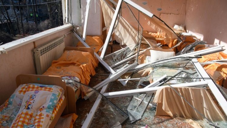 Vista de uma pré-escola infantil destruída em um bairro residencial de Kiev após ser atingida por bombardeios, enquanto a invasão russa da Ucrânia continua, em Kiev, Ucrânia, em 18 de março de 2022. REUTERS/Vladyslav Musiienko
