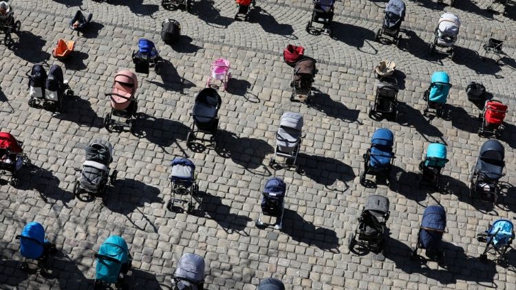 Uma visão geral de 109 carrinhos de bebê vazios colocados no centro de Lviv durante a campanha "Price of War" organizada por ativistas e autoridades locais para destacar o grande número de crianças mortas na invasão da Ucrânia pela Rússia, em Lviv, 18 de março de 2022. REUTERS/Roman Baluk