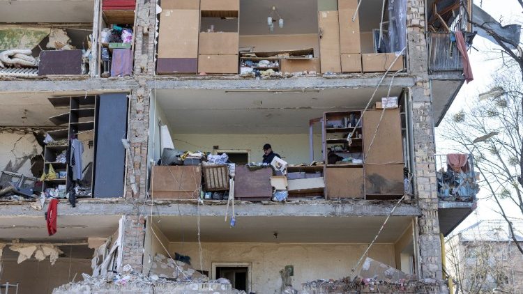 Um homem fica dentro de seu apartamento depois que um bairro residencial foi danificado por um bombardeio, enquanto a invasão da Ucrânia pela Rússia continua, em Kiev, Ucrânia, 18 de março de 2022. REUTERS/Marko Djurica