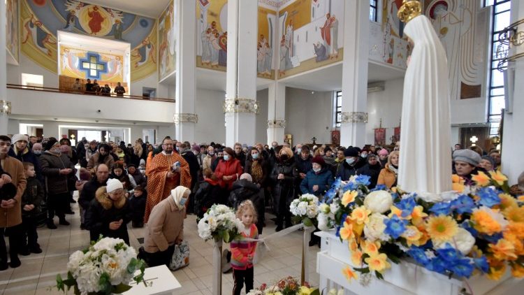 Imagem de Nossa Senhora de Fátima na Igreja da Nativiade em Lviv, em 18 de março de 2022. (Pavlo Palamarchuk)