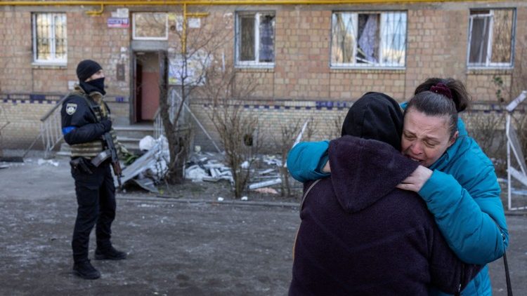 A dor pela destruição causada por bombardeios russos em bairro residencial em Kiev, Ucrânia. REUTERS/Marko Djurica