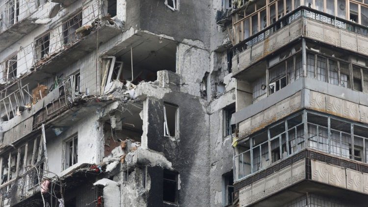 Prédio residencial em Mariupol atingido por bombardeio russo. REUTERS/Alexander Ermochenko