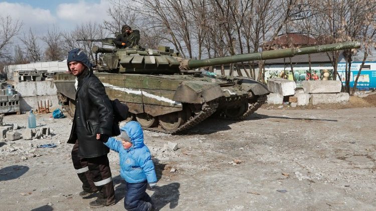 I carri armati sono arrivati nel centro di Mariupol (Reuters / Alexander Ermochenko)