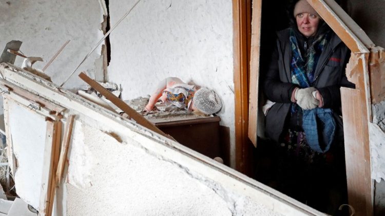 Una residente a Mariupol, nella casa danneggiata dai bombardamenti (Reuters / Alexander Ermochenko)